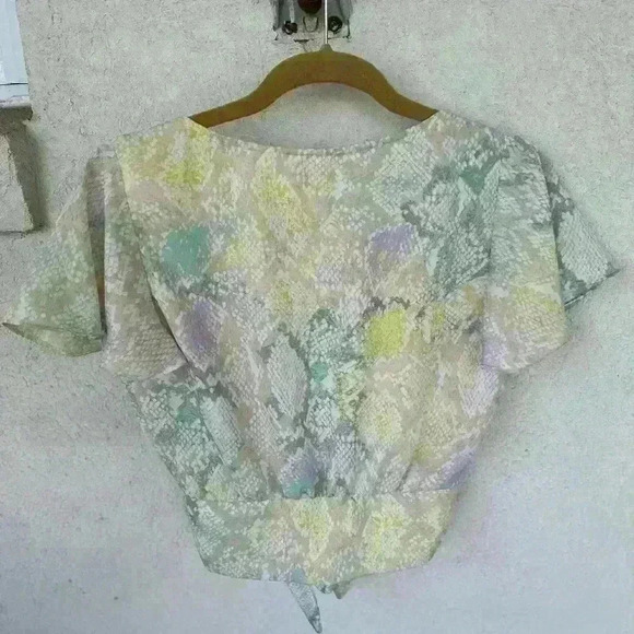 Woman’s GB top. Pastel snakeskin pattern. V neck. Tie waist. Buttons. Size S - Picture 3 of 6